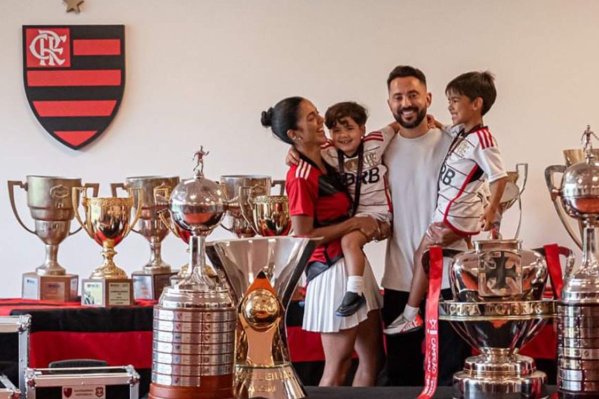 ESPOSA DE ÉVERTON RIBEIRO SE DECLARA AO FLAMENGO E TOTÓI CHORA AO SE DESPEDIR DO CLUBE